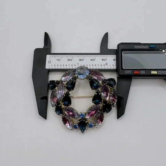 VINTAGE Duo Tone Crystal Wreath Brooch - Picture 9 of 10